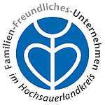 Ein rundes blau-weißes Logo mit den Worten Familien Freundliches Unternehmen im Hochsauerlandkreis.