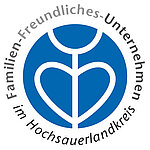 Ein rundes blau-weißes Logo mit den Worten Familien Freundliches Unternehmen im Hochsauerlandkreis.